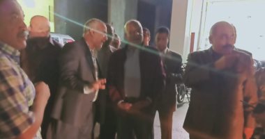 محافظ الجيزة يتابع عمليات شفط مياه الأمطار بالشوارع..ويوجه بتمركز فرق للطوارئ