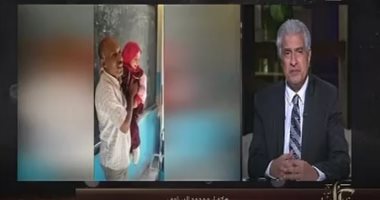 معلم بدرجة أب.. يحمل تلميذته من الكرسى المتحرك إلى السبورة