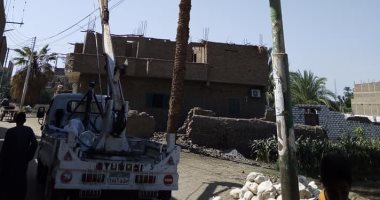 صور.. رفع 70 طن من مخلفات الرى بالطود وتركيب وإصلاح 41 كشاف لأعمدة الكهرباء