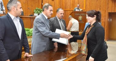 صور.. محافظ أسيوط يكرم الحاصلين على دورات مركز تدريب التنمية المحلية بسقارة