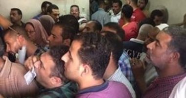 صور.. شكوى من الزحام بالشهر العقارى فى مدينة كفر الشيخ