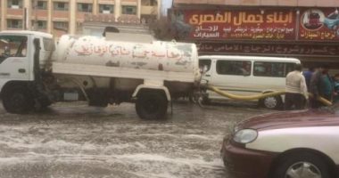 صور.. الدفع بخمس مقطورات شفط لرفع مياه الأمطار بالزقازيق
