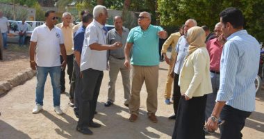 صور.. رصف وتوسعة عدد من الشوارع الجانبية وبيوت الطلبة فى الخارجة