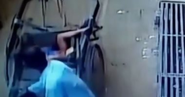 فيديو .. طفل بـ7 أرواح ينجو بطريقة غريبة بعد سقوطه من الطابق الثانى