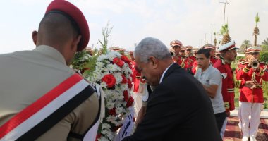 صور.. وضع أكاليل الزهور على النصب التذكارى بمناسبة العيد القومى للسويس