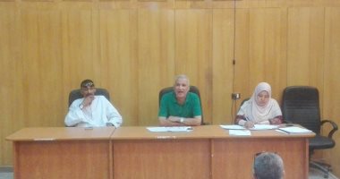 صور.. رئيس مدينة إسنا يعقد اللقاء المفتوح لبحث وحل مشكلات المواطنين 