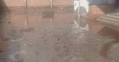 مياه الأمطار تحاصر الوحدة الصحية بشونى بطنطا.. والأهالى: نحتاج سيارات لشفطها