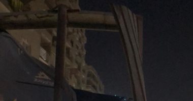 لافتة آيلة للسقوط تهدد حياة المارة أمام مسجد نصر عبد الوهاب بجسر السويس 