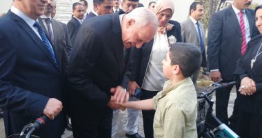 فيديو وصور.. محافظ الجيزة يسلم أبناء الشهداء دراجات هوائية