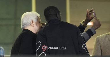 مسئولو جينيراسيون يلتقطون صورا تذكارية مع رئيس الزمالك