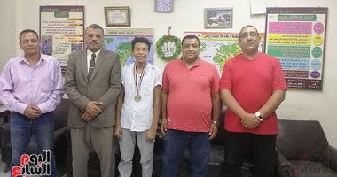 صور .. طالب يبتكر خلية شمسية من مخلفات البيئة "علب الكانز" بسوهاج