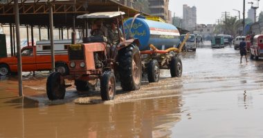 صور.. معدات لكسح وشفط مياه الأمطار بمدينة ميت غمر فى الدقهلية