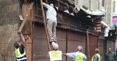 الآثار تزيل التعديات الواقعة على مسجد الفكهانى الأثرى بشارع المعز.. صور
