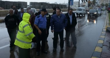 صور.. محافظ الاسكندرية يتفقد منطقة المنشية ومحطة الرمل لتصريف مياه الأمطار
