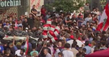 العربية: عناصر من حزب الله يعتدون على قوات الأمن وسط بيروت 