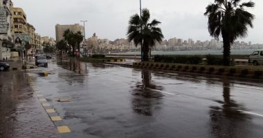 طقس الإسكندرية.. سيولة مرورية بطريق الكورنيش بعد كسح مياه الأمطار (صور)