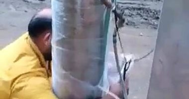 أهالى الأشراف بالشرقية يعزلون أعمدة الإنارة بالبلاستيك للحماية من مخاطر الأمطار