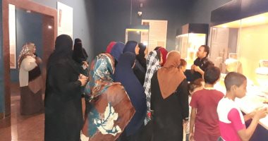 شاهد جولة إرشادية لأسر محافظة المنيا داخل متحف ملوى