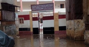 تراكم مياه الأمطار بشوارع الروضة فى دمياط والمحافظ تكلف برفع درجة الاستعداد