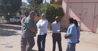 صور..  جولة ميداينة لمحافظ الأقصر لمتابعة تطوير ورصف شوارع شرق السكة الحديد 