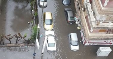 المياه تغرق شارع أبو قير.. والأهالى: نحتاج سيارات لشفطها من الطرقات