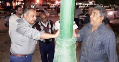 صور.. جولة ليلية لرئيس مدينة مطروح لتأمين كابلات الكهرباء وأعمدة الإنارة
