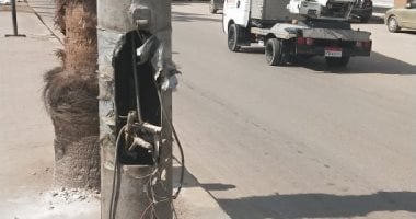 قارئ يرصد عمود كهرباء به أسلاك مكشوفة يعرض المواطنين للخطر
