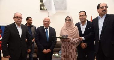 محافظ بورسعيد يكرم الطالبة هالة الثانية على الثانوية العامة للمكفوفين