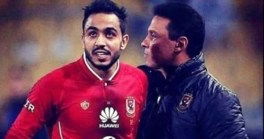 كهربا ينشر صورة مع حسام البدرى بقميص الأهلي 