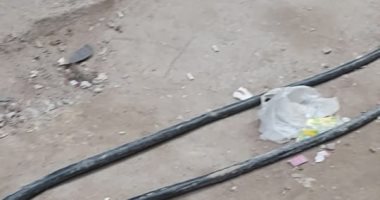 قارئ يشكو من وجود كابلات كهرباء مكشوفة خلف حديقة بدر بجسر السويس