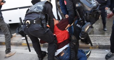 انتهاكات أردوغان.. القوات التركية تعتدى على مسيرة عمالية فى أنقرة.. صور