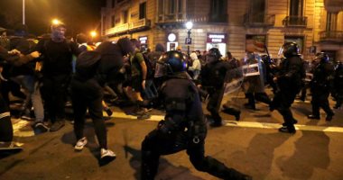 صور.. الشرطة الإسبانية تحاول تفريق محتجين انفصاليين خارج مقرها ببرشلونة