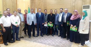 رئيس جامعة بنها يسلم عقود تمويل المشروعات البحثية فى دورتها السادسة لشباب الباحثين