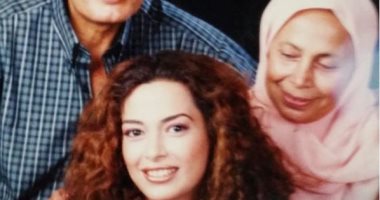 داليا مصطفى تشارك جمهورها صورة نادرة تجمعها بوالديها
