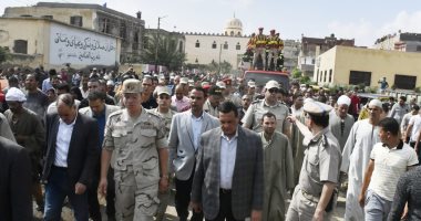 صور.. محافظ البحيرة يتقدم جنازة عسكرية لشهيد القوات المسلحة بدمنهور