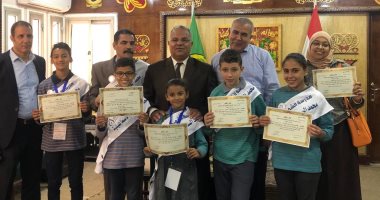 مدير تعليم الإسماعيلية يكرم الطلاب الحاصلين على المركز الأول بمسابقة المياه