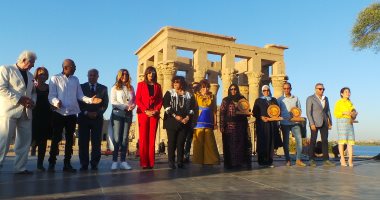 تكريم لبنى عبدالعزيز ومحمود قابيل ورانيا فريد شوقى بمهرجان الأفروصينى بأسوان