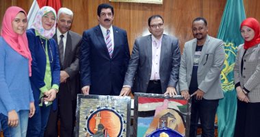 كلية التربية النوعية ببنها تهدى محافظة القليوبية أعمالا فنية عن نصر أكتوبر 