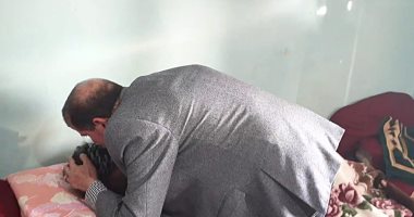 فيديو.. محافظ كفر الشيخ يكرم عامل نظافة لإصابته أثناء رفع مياه الأمطار