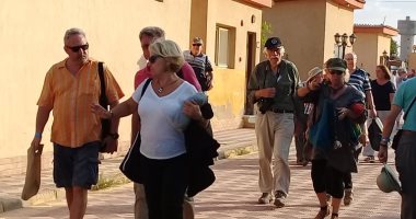 صور.. المناطق الأثرية بالمنيا تستقبل وفد سياحى من 3 دول