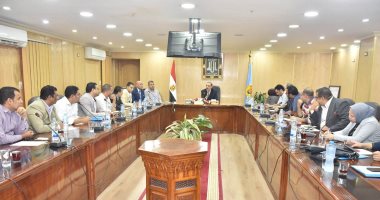 محافظ أسيوط يؤكد دعمه للمشروعات القومية وتطوير المناطق العشوائية
