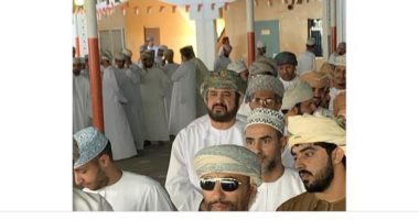 وزراء ومستشارين بحكومة عمان يصطفون في طوابير الانتخابات لمجلس الشورى للإدلاء بأصواتهم 