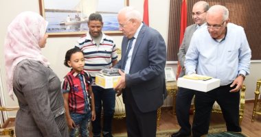 صور.. محافظ بورسعيد يقدم جهازا طبيا للمساهمة فى علاج ضعف السمع لطالب الدمج