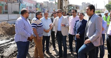صور.. محافظ سوهاج يتفقد انشاء كوبرى الثقافة وأعمال خط المياه بشارع الجمهورية