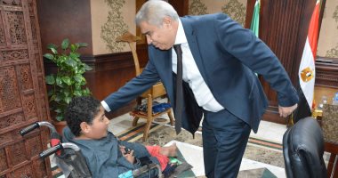محافظ المنيا يوجه بدراسة طلب أحد الشباب من ذوى الاحتياجات للعمل فى نقل المخلفات