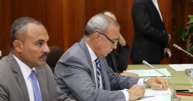 محافظ قنا يتلقى 400 طلب وشكوى خلال اللقاء المفتوح ويوجه ببحثها