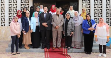 رئيس جامعة الأزهر يوصى طالبات كلية العلوم بالبعد عن الشائعات 