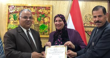 مدير تعليم الإسماعيلية يكرم مديرة مدرسة بعد ترأسها نادى الأدب بقصر الثقافة