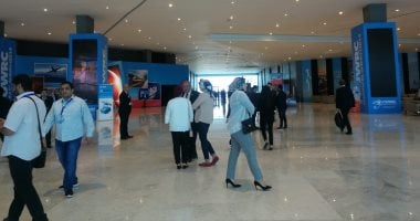 صور.. بدء توافد المشاركين بالمؤتمر العالمى للاتصالات إلى قاعة المؤتمرات بشرم الشيخ 