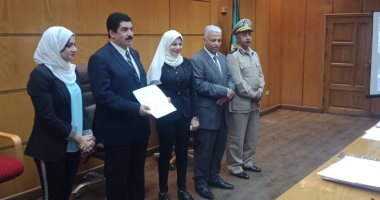 صور.. محافظ القليوبية يكرم مجموعة شباب الأمل على مبادرتهم لتزيين محولات الكهرباء